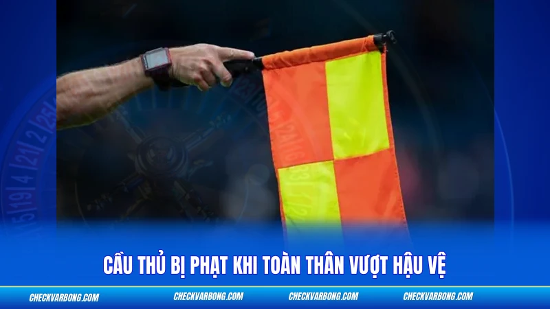 Cầu thủ bị phạt khi toàn thân vượt hậu vệ