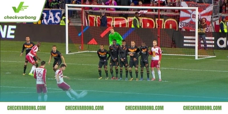 Đá Phạt Trực Tiếp Là Gì? Luật Và Kỹ Thuật Sút Phạt Từ FIFA 1 Cầu thủ chuẩn bị thực hiện đá phạt trực tiếp trước khung thành