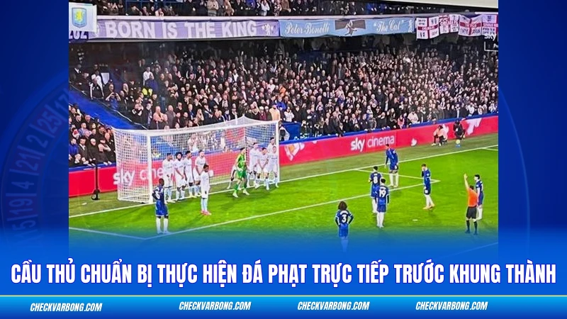 Cầu thủ chuẩn bị thực hiện đá phạt trực tiếp trước khung thành