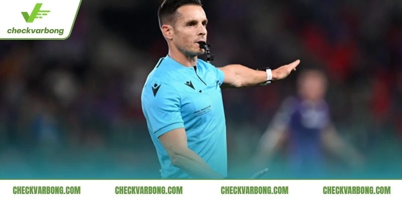 Cầu thủ chuẩn bị thực hiện quả phạt trên sân