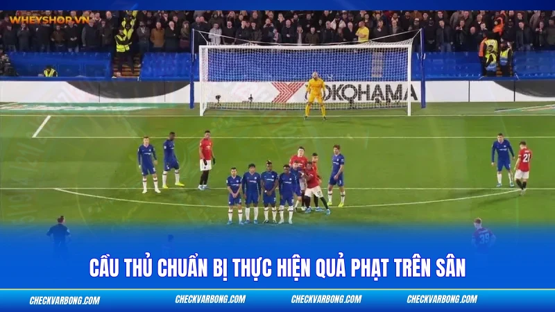 Đá Phạt Gián Tiếp - Quy Định Và Cách Nhận Biết Chuẩn FIFA 3 Cầu thủ chuẩn bị thực hiện quả phạt trên sân