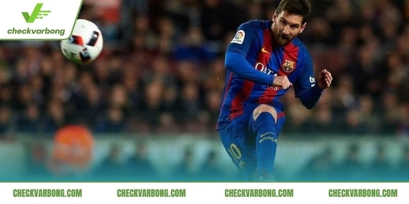 Đá Phạt Trực Tiếp Là Gì? Luật Và Kỹ Thuật Sút Phạt Từ FIFA 4 Cầu thủ huyền thoại thực hiện cú sút phạt kinh điển