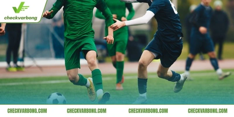 Cầu thủ thực hiện luật ném biên trên sân cỏ