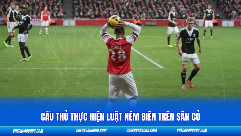 Luật Ném Biên - Quy Định Và Kỹ Thuật Thực Hiện Chuẩn FIFA 1 Cầu thủ thực hiện luật ném biên trên sân cỏ