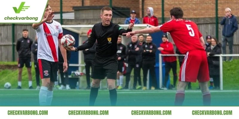 Dropped ball trong bóng đá được trọng tài áp dụng