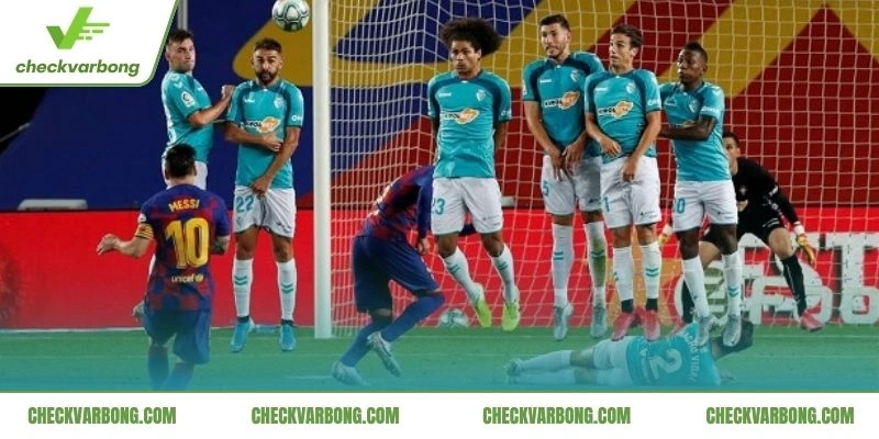 Đá Phạt Trực Tiếp Là Gì? Luật Và Kỹ Thuật Sút Phạt Từ FIFA 3 Hàng rào cầu thủ xếp thành vị trí phòng ngự