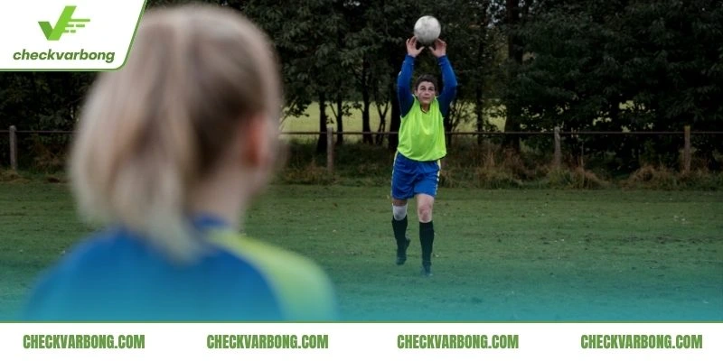 Hướng dẫn kỹ thuật ném bóng qua đầu chuẩn xác