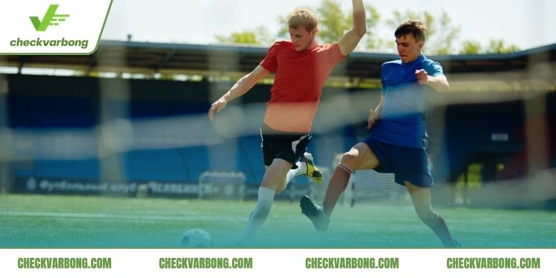 Tranh cãi về luật giữ bóng tại các giải đấu