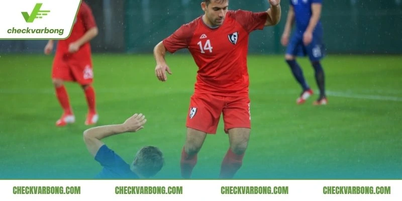 Thẻ Vàng Thẻ Đỏ Trong Bóng Đá - Luật Phạt Mới Nhất 3 Trọng tài rút thẻ theo quy trình chuẩn