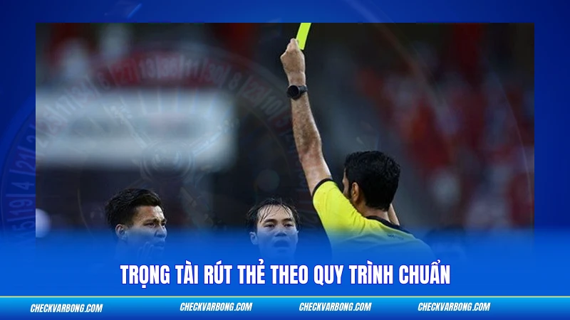 Trọng tài rút thẻ theo quy trình chuẩn