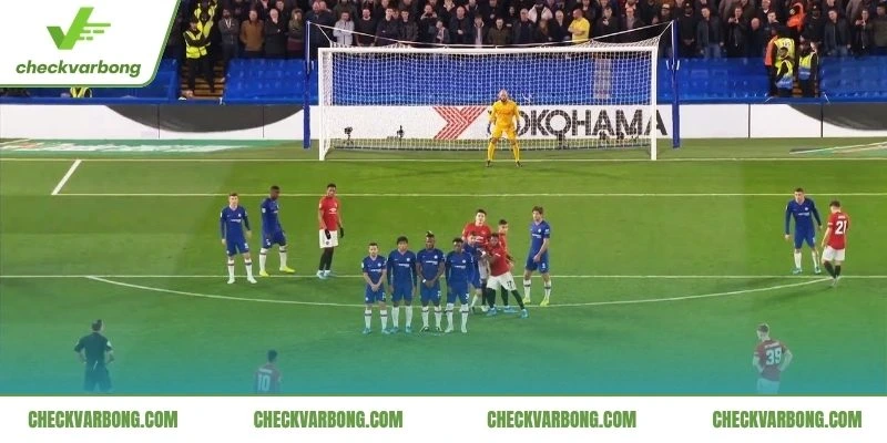 Đá Phạt Trực Tiếp Là Gì? Luật Và Kỹ Thuật Sút Phạt Từ FIFA 2 Trọng tài thổi còi và chỉ tay ra hiệu phạt