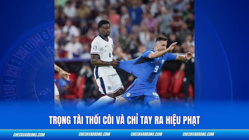 Trọng tài thổi còi và chỉ tay ra hiệu phạt