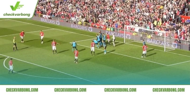 Trọng tài xử lý lỗi vi phạm trên sân bóng