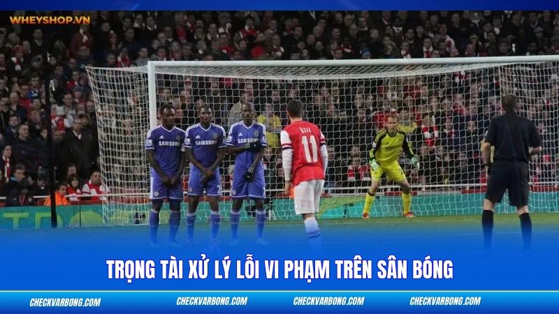 Đá Phạt Gián Tiếp - Quy Định Và Cách Nhận Biết Chuẩn FIFA 2 Trọng tài xử lý lỗi vi phạm trên sân bóng