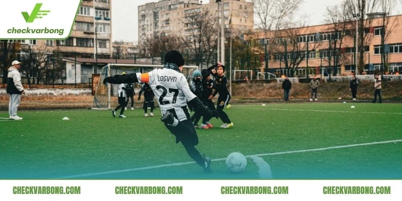 Trọng tài xử lý tình huống vi phạm ném bóng